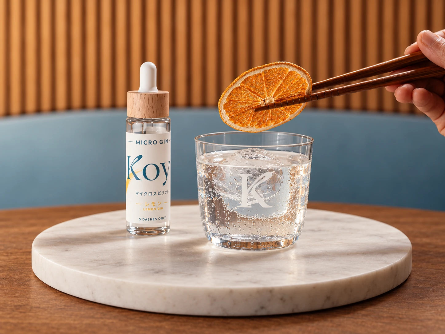 Lemon Spritz mit getrockneter Orangenscheibe neben einer Micro Gin Lemon Flasche