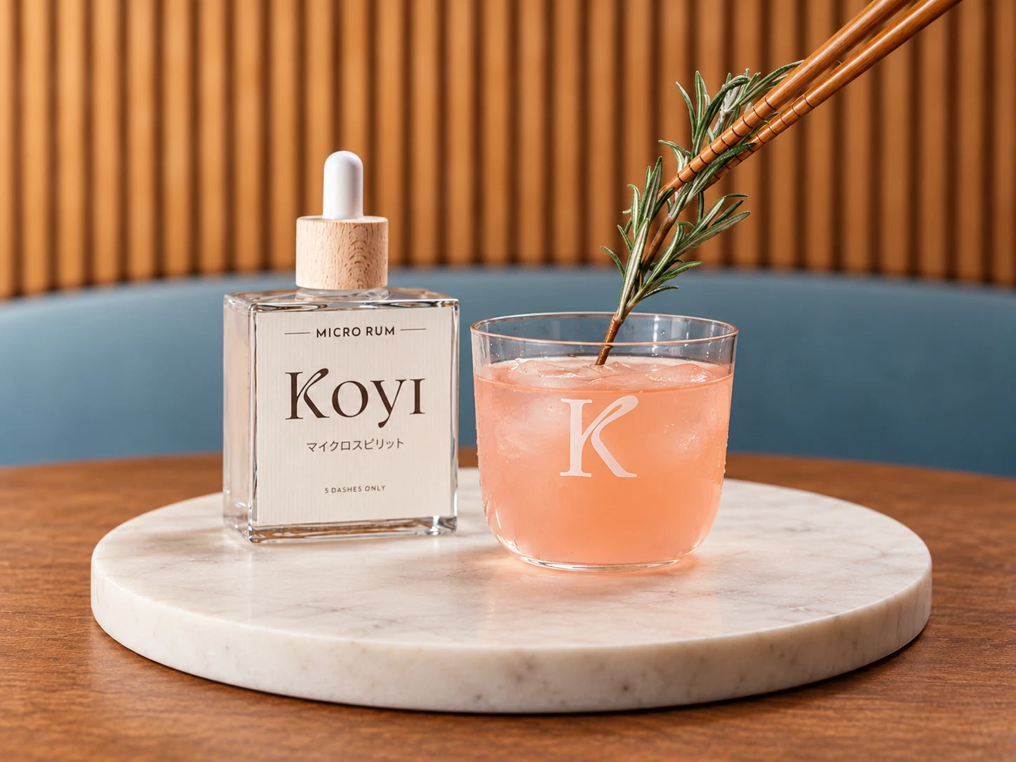 Smoky Pink mit Rosmarin neben einer Micro Rum Flasche