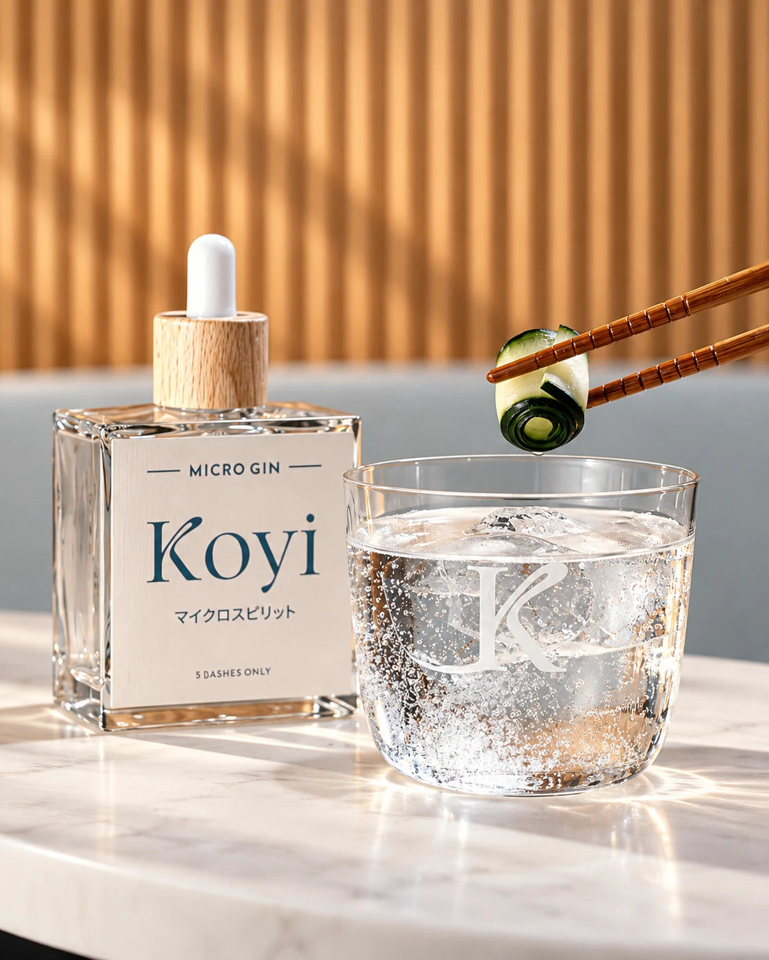 Gin Tonic mit Gurke an Stäbchen neben einer KOYI Micro Gin Flasche