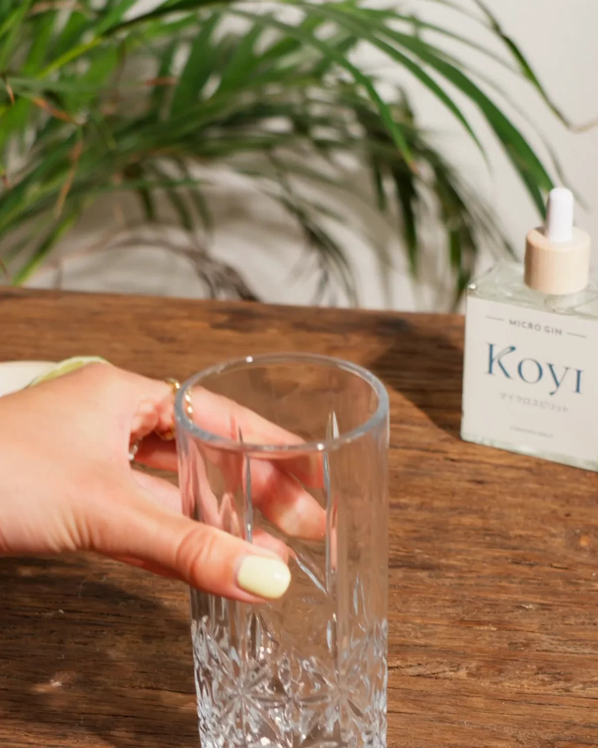 Glas, Limetten und die KOYI-Flasche vor der Zubereitung
