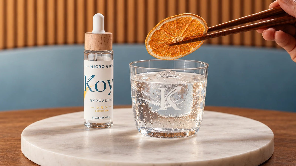 Lemon Spritz mit getrockneter Orangenscheibe neben einer Micro Gin Lemon Flasche